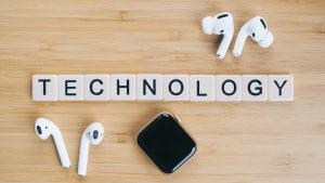 Tecnologia em destaque com elementos digitais ilustrando inovações e o futuro digital.