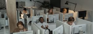 Profissionais de TI trabalhando em soluções digitais