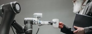 Automação com IA em empresas, mostrando tecnologia em ação.