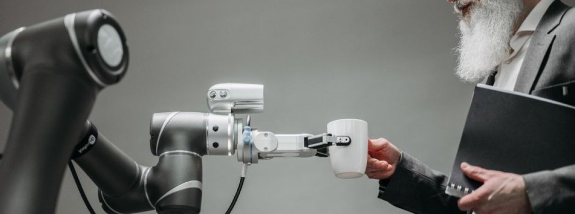 Automação com IA em empresas, mostrando tecnologia em ação.