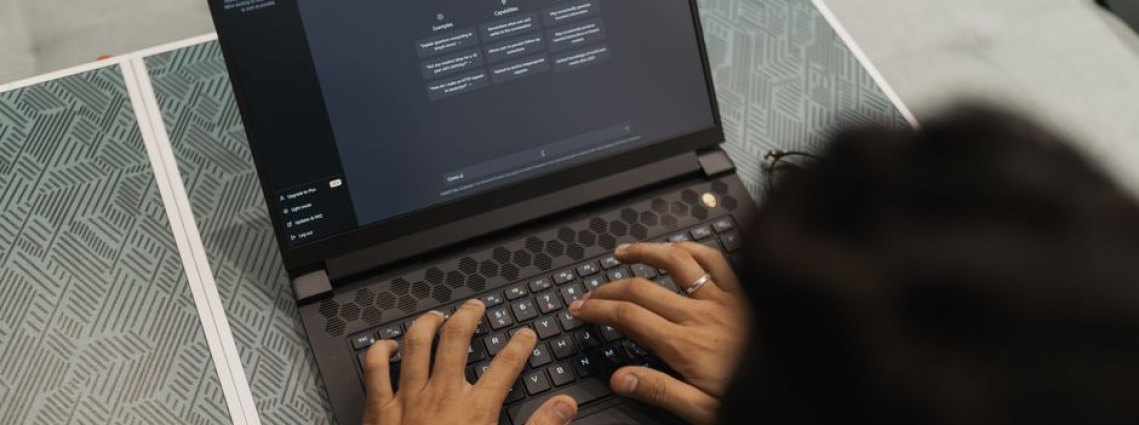 Representação do ChatGPT sendo utilizado em um ambiente empresarial