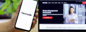 Profissionais utilizando a plataforma Gemini para soluções digitais.