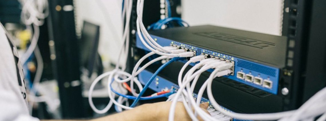 Suporte técnico em ação, mostrando um técnico trabalhando em um computador.