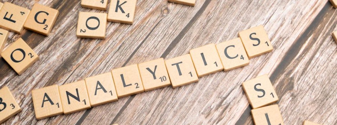 Equipe analisando dados de desempenho empresarial