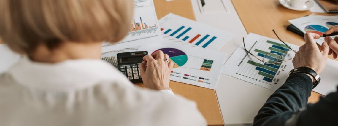 Equipe de negócios analisando resultados com Gemini.
