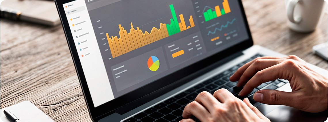 analisando dados de leads em uma reunião de negócios
