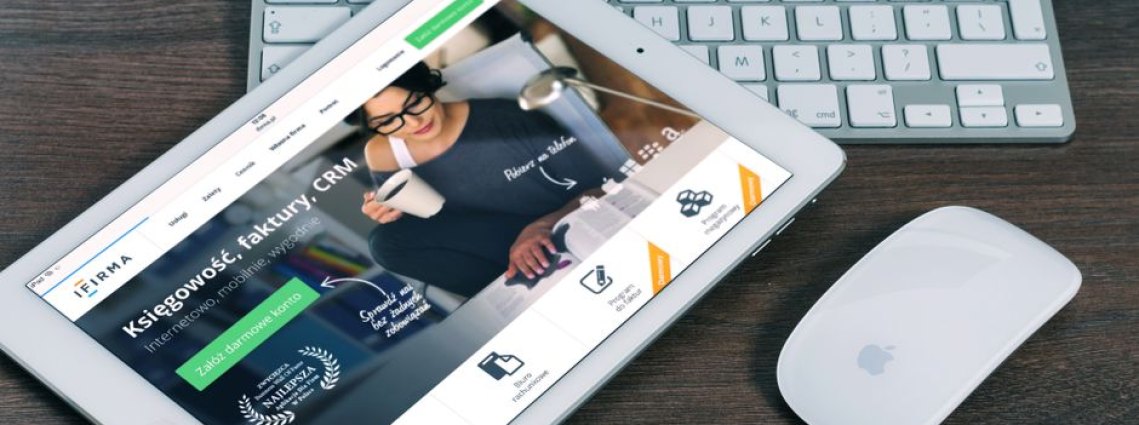 Design de site responsivo adaptado para dispositivos móveis e desktops.