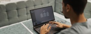 Representação de tecnologia de IA melhorando a presença digital de uma empresa.