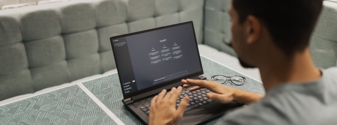 Representação de tecnologia de IA melhorando a presença digital de uma empresa.
