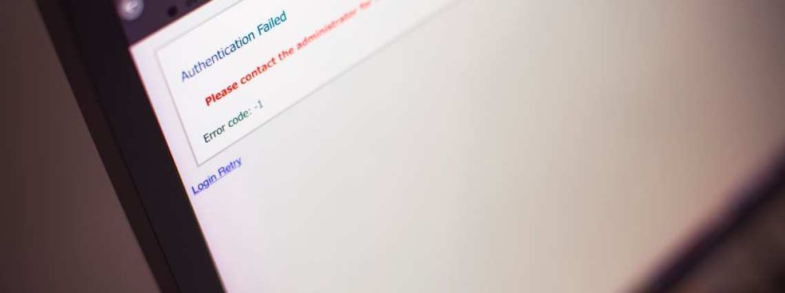 Exemplo de um site empresarial com erros de design e estrutura.