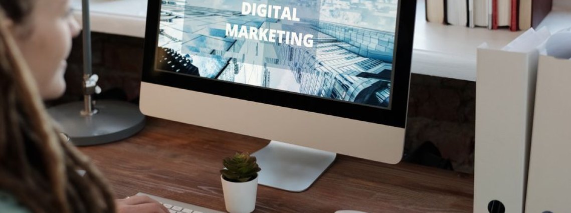 Pessoas utilizando dispositivos digitais para acessar um site